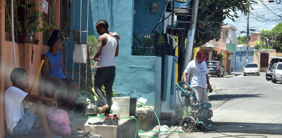 Residentes de la calle “cartero” del sector 24 abril del Distrito Nacional denunciaron ayer la escasez de agua que persiste específicamente en esa vía.
