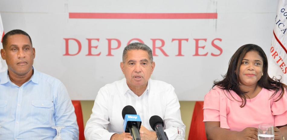 Kennedy Vargas, viceministro de Deportes, ofrece detalles junto a América Pérez y Randolfo Cuevas.
