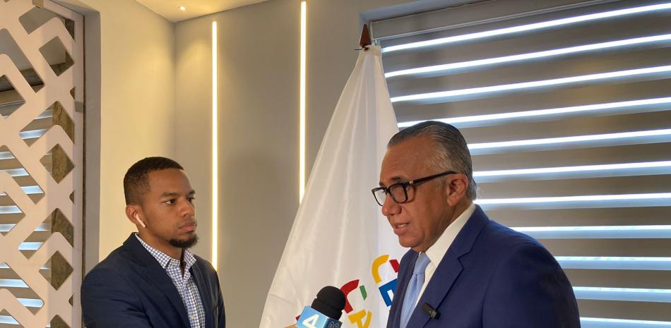 Luis Mejía Oviedo, al momento de ser entrevistado por el redactor de LISTÍN DIARIO, Marcos Nivar en las instalaciones de Centro Caribe Sports.