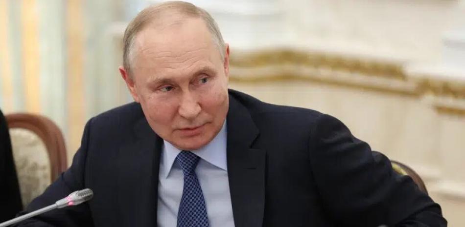 El presidente ruso Vladímir Putin habla durante una reunión con corresponsales de guerra rusos en el Kremlin, en Moscú, el martes 13 de junio de 2023.