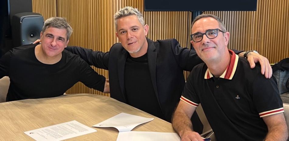 Junto a Alejandro Sanz, Afo Verde (Chairman & CEO de Sony Music Latin·Iberia),

y José María Barbat (presidente de Sony Music Iberia).