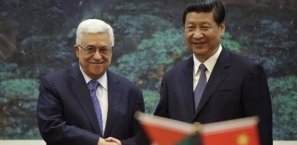 El presidente chino, Xi Jinping, junto al líder palestino, Mahmud Abas, durante una reunion en Pekín, ayer.