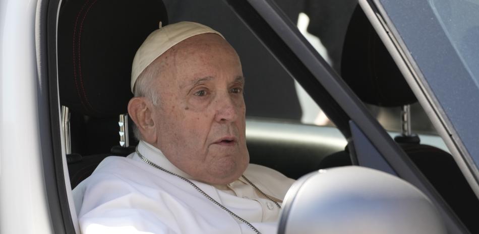 El Papa Francisco llega al Vaticano el viernes 16 de junio de 2023, nueve días después de someterse a una cirugía abdominal.