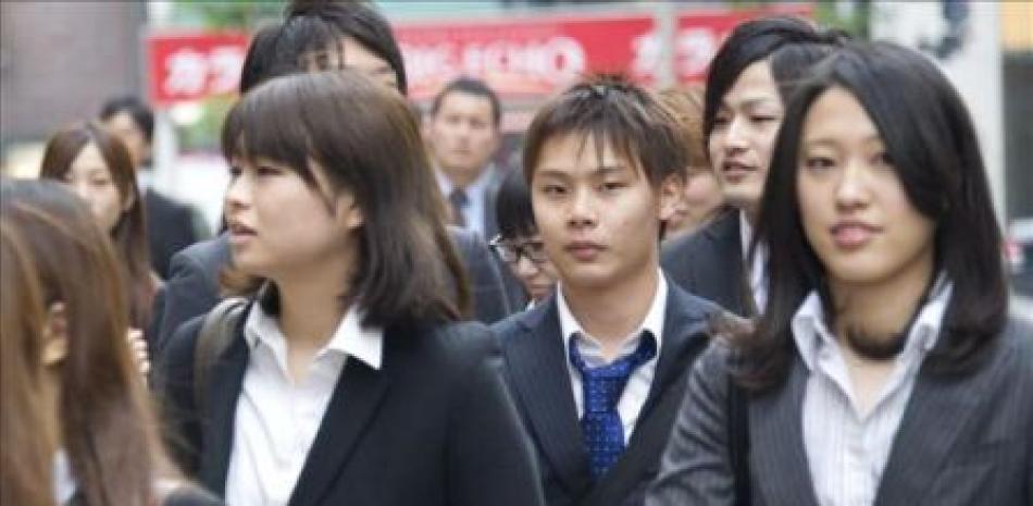 Jóvenes japoneses salen de un centro de estudios.