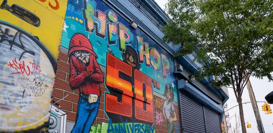Fotografía de un mural dedicado al HipHop hoy, en New York (Estados Unidos). El hiphop nació hace cinco décadas en El Bronx, una zona entonces asociada con la violencia y la droga, y medio siglo más tarde este distrito de Nueva York busca convertirse en la Meca de este arte, que ha pasado del underground a la cultura popular, con el potencial de atraer a miles de turistas.