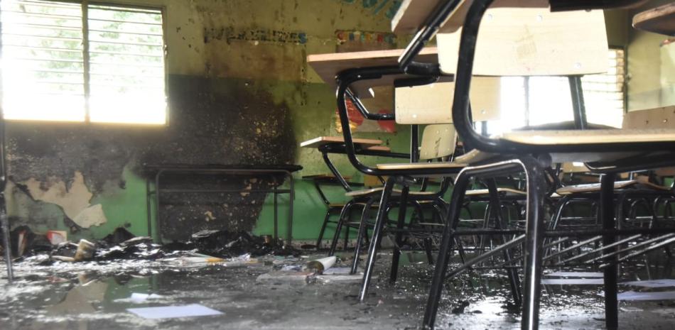 Las aulas de la escuela Carmen Celia Balaguer en Los Alcarrizos muestran los signos de la violencia de los grupos vandálicos que se manifiestan en la populosa zona.