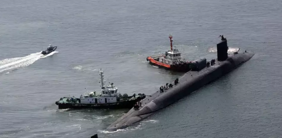 El submarino nuclear estadounidense USS Michigan se acerca a una base naval en Busan, Corea del Sur, el 16 de junio de 2023.