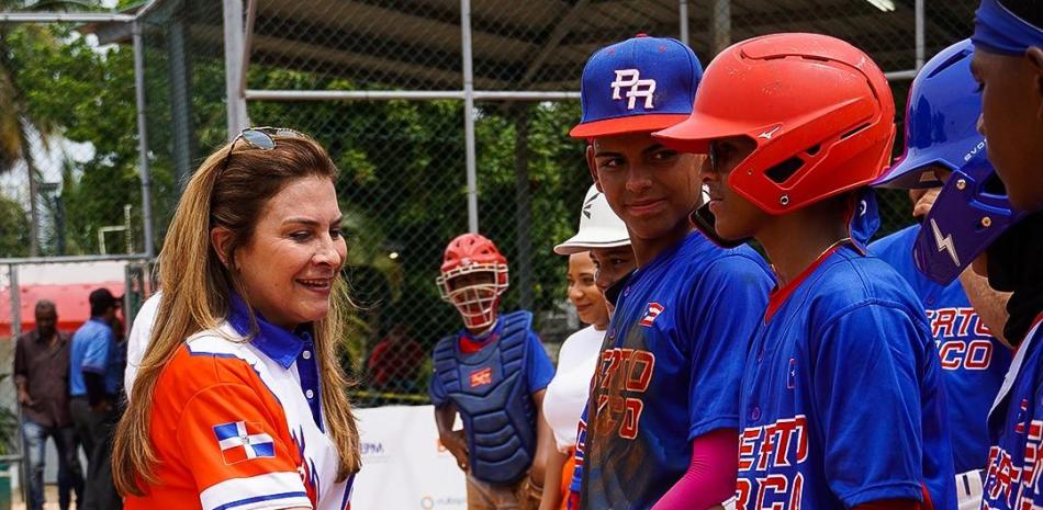 La alcaldesa del Distrito Nacional, Carolina Mejía saluda a varios de los jovencitos de Puerto Rico.