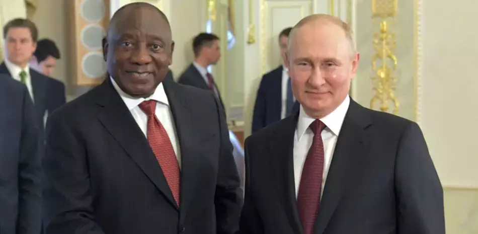 el presidente ruso, Vladímir Putin (derecha) estrecha la mano del presidente sudafricano, Cyril Ramaphosa, durante una reunión con una delegación de mandatarios y altos funcionarios africanos en San Petersburgo, Rusia, ayer.