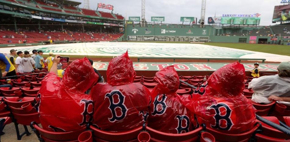 Fanáticos de los Medias Rojas de Boston en el Fenway Park en la jornada de ayer sábado.