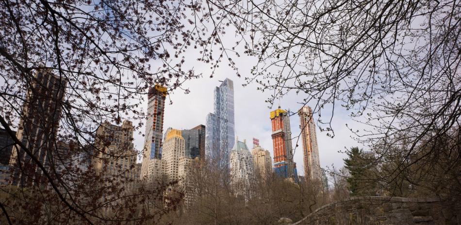 Esta imagen del 17 de abril de 2018 muestra varios rascacielos captados desde Central Park, Nueva York.
