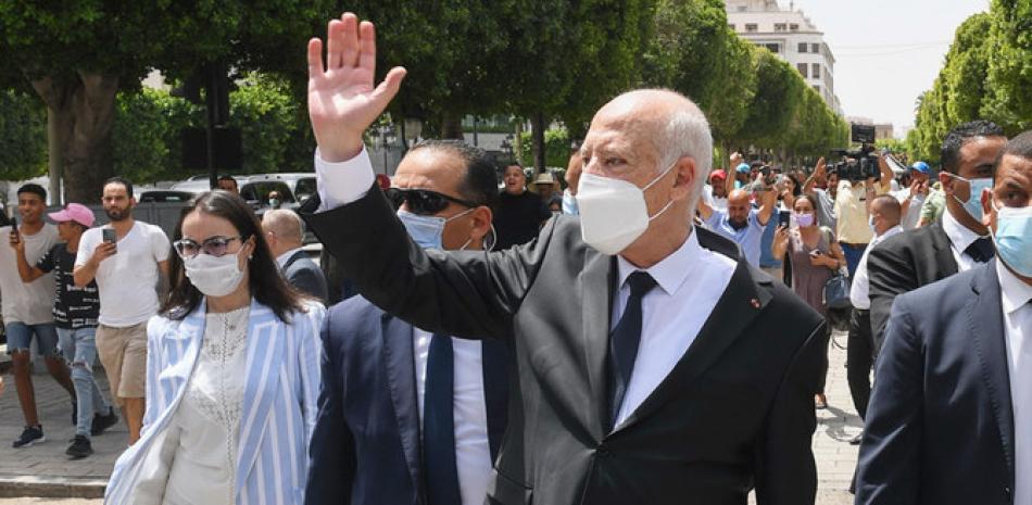 En esta foto de archivo del 1 de agosto de 2021, el presidente tunecino Kais Saied saluda mientras pasea por la avenida Bourguiba en Túnez.