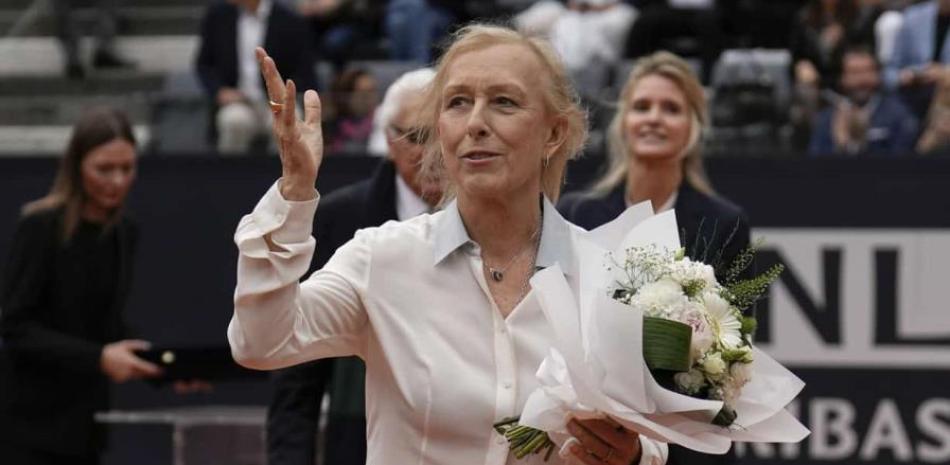 Martina Navratilova, ganadora de 18 títulos de Grand Slam individuales, y miembro del Salón de la Fama del Tenis, envía besos al público después de recibir un reconocimiento de la Federación Italiana de Tenis, previo a la final varonil del Abierto de Italia, en Roma, el domingo,