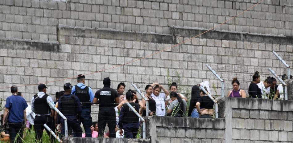 Los guardias penitenciarios custodian a las reclusas del Centro de Mujeres para la Adaptación Social (CEFAS) después de un incendio luego de una pelea entre reclusas en Tamara, a unos 25 km de Tegucigalpa, Honduras, el 20 de junio de 2023. Los enfrentamientos entre bandas rivales en una prisión de mujeres en Honduras dejaron en al menos 41 personas muertas el martes, dijo la policía a la AFP. Los hechos de violencia tuvieron lugar en una prisión a unos 25 kilómetros (unas 15 millas) al norte de la capital Tegucigalpa, según el vocero policial Edgardo Barahona, quien estimó la cifra "preliminar" en 41.