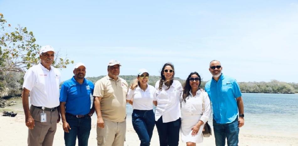 El fundador y presidente de Grupo M , Fernando Capellán, da formal inicio a la 16va jornada “Olitas Verdes” de siembra de mangles y recogida de residuos en Bahía Luperón.