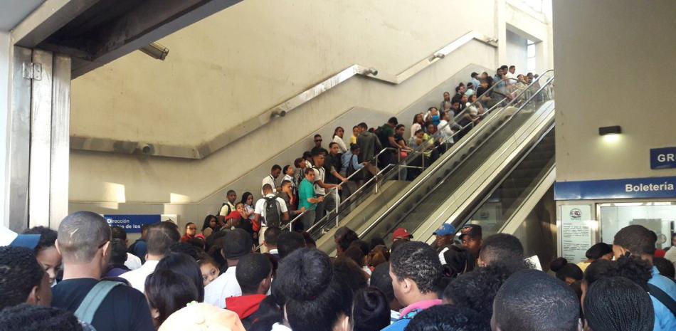 El Metro de Santo Domingo luce cada día más saturado, a lo que se suman las fallas técnicas.