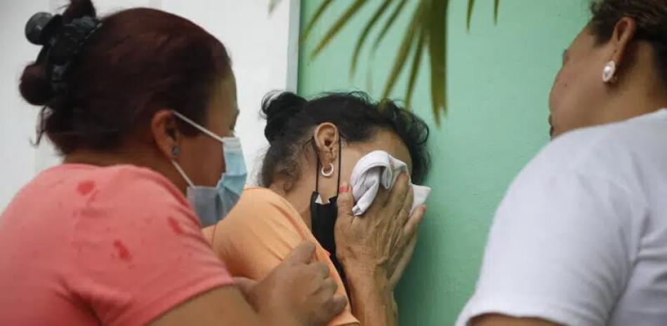 Familiares esperan con desesperación en la entrada de la cárcel de mujeres de Tamara, a las afueras de Tegucigalpa, Honduras, el martes 20 de junio de 2023.