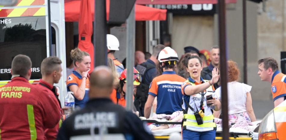 Miembros de la defensa civil francesa atienden a una persona presuntamente herida después de que un edificio colapsara.