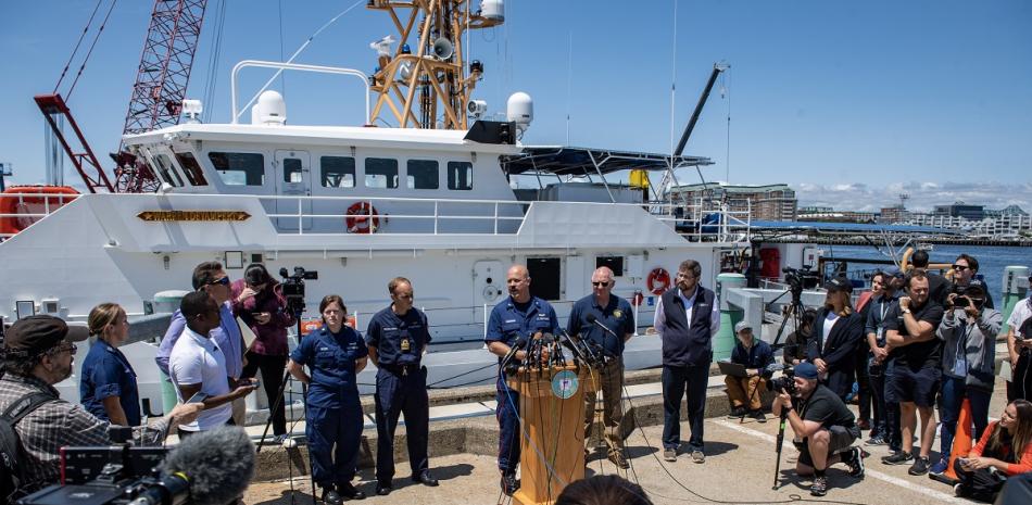 El capitán de la Guardia Costera de EE. UU. (USCG), Jamie Frederick, habla con los reporteros sobre los esfuerzos de búsqueda del sumergible Titán que desapareció cerca de los restos del Titanic, en la Base de la Guardia Costera en Boston, Massachusetts, el 21 de junio de 2023.
