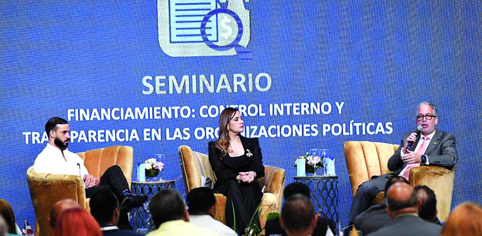 El abogado Ramón Hilario Espiñeira Ceballos, encargado de esa dirección especializada de la JCE,  durante su exposición en el seminario.