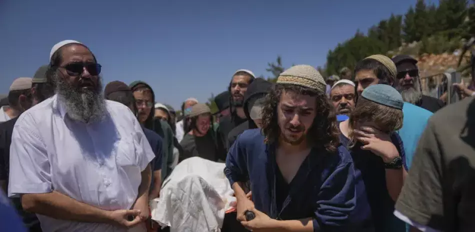 Dolientes cargan el cuerpo de Nachman Mordoff, de 17 años, durante su funeral en el asentamiento cisjordano israelí de Shilo, el miércoles 21 de junio de 2023. Mordoff estaba entre cuatro israelíes asesinados por dos palestinos que dispararon el martes contra un restaurante y una gasolinera cerca del asentamiento israelí de Eli, en Cisjordania.