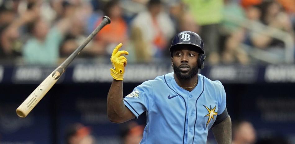 Randy Arozarena, de los Rays de Tampa Bay, tras batear un jonón ante los Orioles de Baltimore.