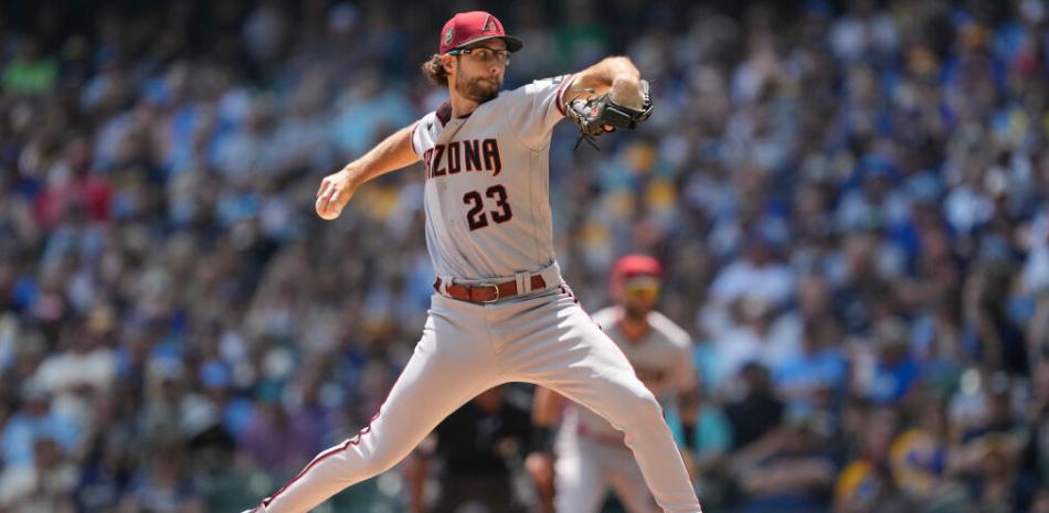 Zac Gallen de los Diamondbacks de Arizona lanza ante los Cerveceros de Milwaukee.