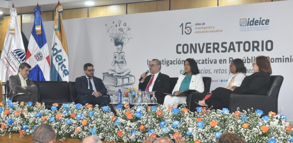 Representantes de universidades durante el conversatorio.