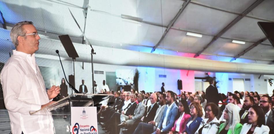 El presidente Luis Abinader cuando pronunciaba el discurso en el seminario sobre planificación en el que participaron más de 300 funcionarios.