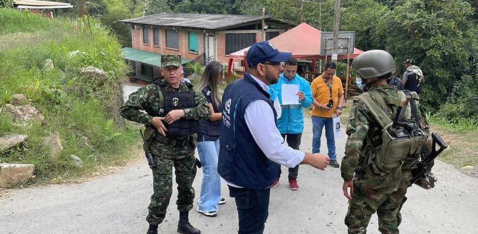 Defensoría del Pueblo de Colombia media para la liberación de seis soldados en el Valle de Colombia.