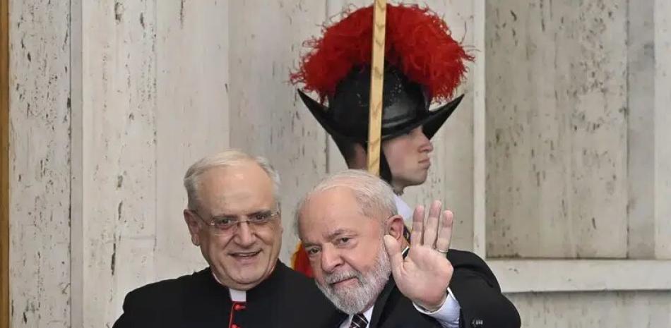 El presidente brasileño Luiz Inácio Lula da Silva llega al patio de San Dámaso, para una audiencia privada con el papa Francisco, en el Vaticano, el miércoles 21 de junio de 2023.