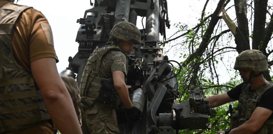 Artilleros ucranianos disparan un obús M777 hacia posiciones rusas cerca de Avdiivka en la región de Donetsk el 23 de junio de 2023, en medio de la invasión rusa de Ucrania.