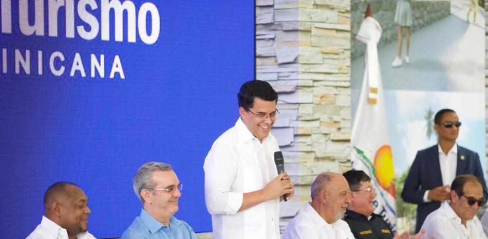 El presidente Luis Abinader y el ministro de Turismo, David Collado, encabezaron el acto en que se anunció el inicio de los trabajos de reconstrucción.