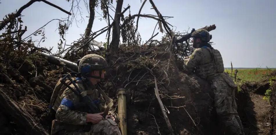 Soldados ucranianos en una trinchera en la línea del frente en la región de Zaporiyia, Ucrania, el viernes 23 de junio de 2023.