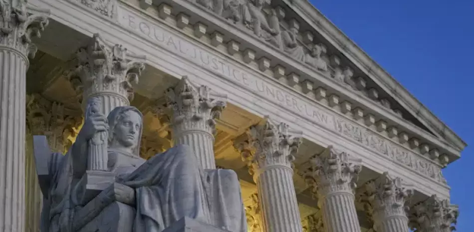 Esta fotografía del 16 de noviembre de 2022 muestra la fachada de la Corte Suprema, en Washington.