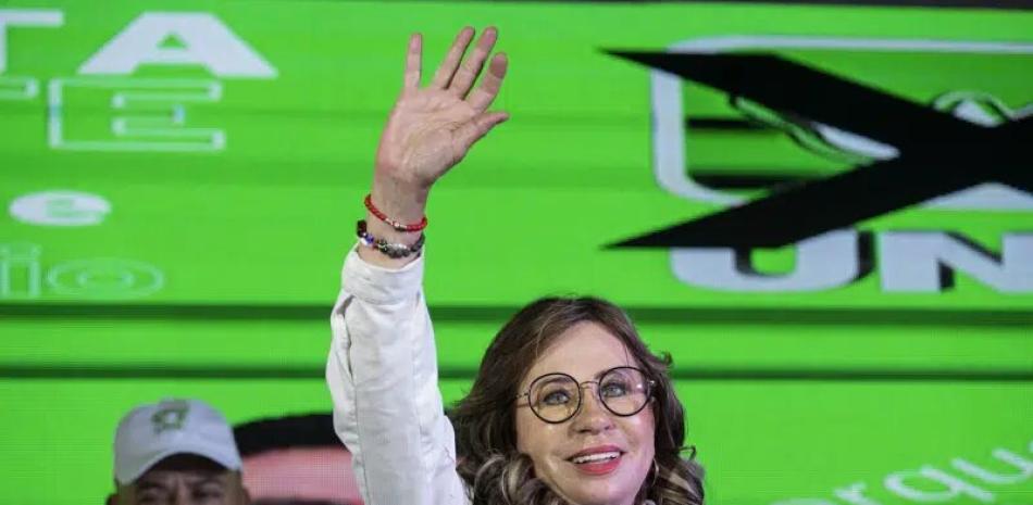 Sandra Torres, candidata presidencial del partido Unidad Nacional de la Esperanza, saluda a sus seguidores durante un acto de campaña en Santa Catarina Pinula, Guatemala, el sábado 17 de junio de 2023.