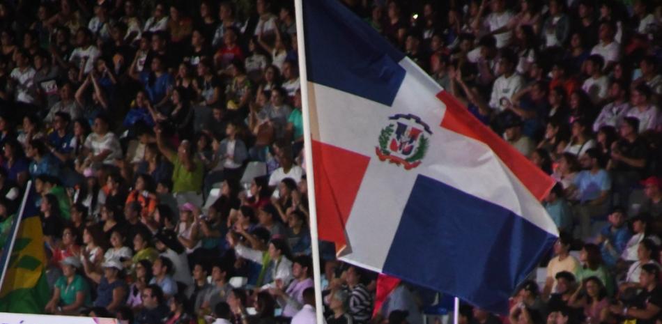 Los abanderados dominicanos, Miguelina Hernández y Medrickson del Orbe portan la bandera nacional durante la apertura de los Juegos de El Salvador.