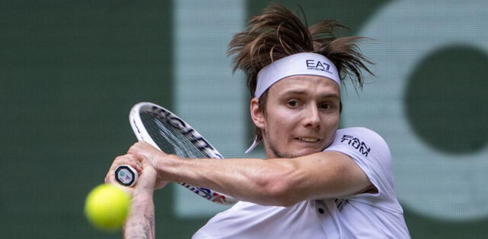 Alexander Bublik devuelve la pelota durante el enfrentamiento este sábado con Alexander Zverev