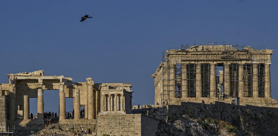 Los turistas visitan el sitio arqueológico de la Acrópolis en Atenas el 21 de junio de 2023. "La espera y la cantidad de gente que está aquí es definitivamente abrumadora", dijo a la AFP un operador de servicios al cliente.