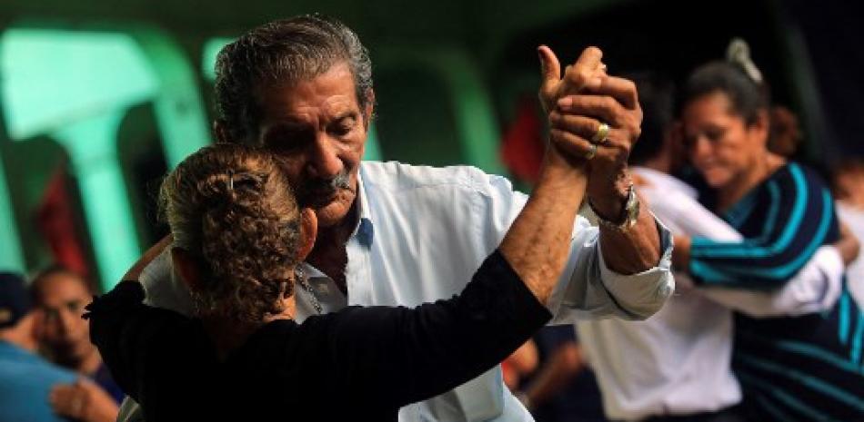 Una pareja de ancianos baila en el centro de turismo cultural El Ateneo de Nicaragua en Managua el 18 de junio de 2023.