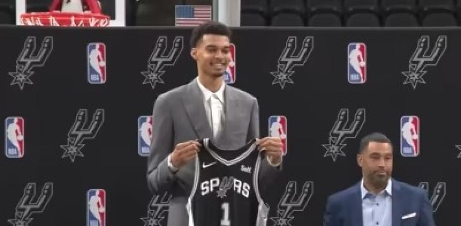 Vìctor Wembanyama fue introducido de manera formal como un miembro de los Spurs.