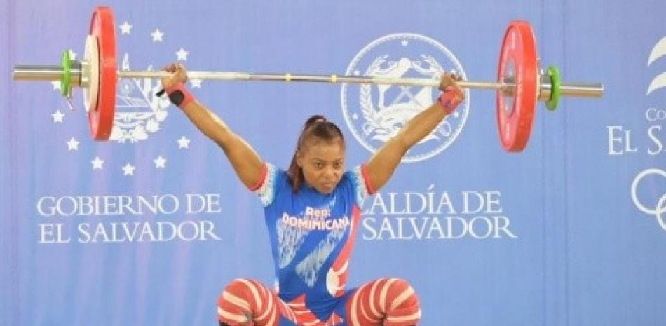 Beatriz Pirón en una de sus levantadas en los 49 kilogramos en pesas.