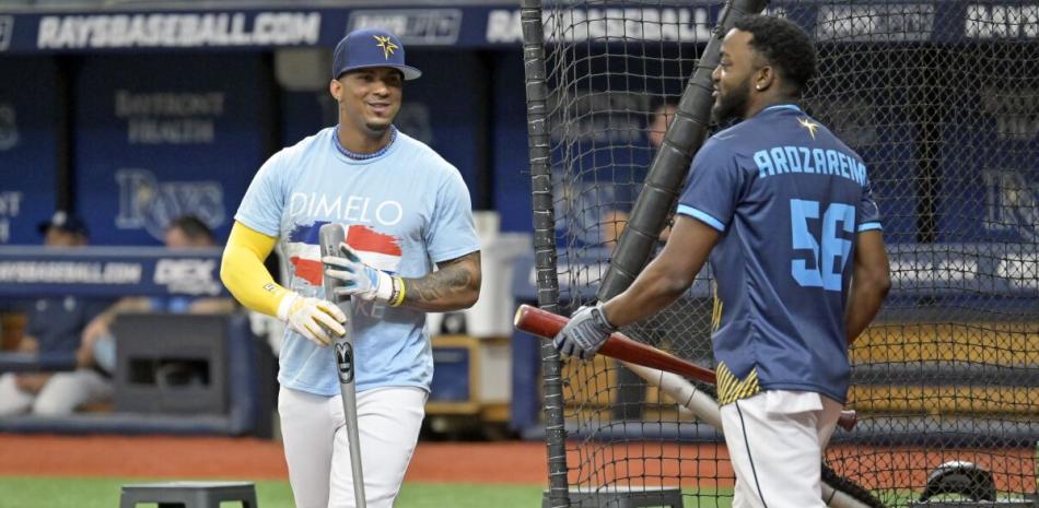 Wander Franco junto con Randy Arozarena en las prácticas de los Rays de Tampa.