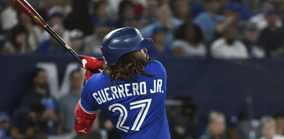 Vladimir Guerrero Jr completa el swing con el que produjo su bambinazo en la victoria de los Azulejos.