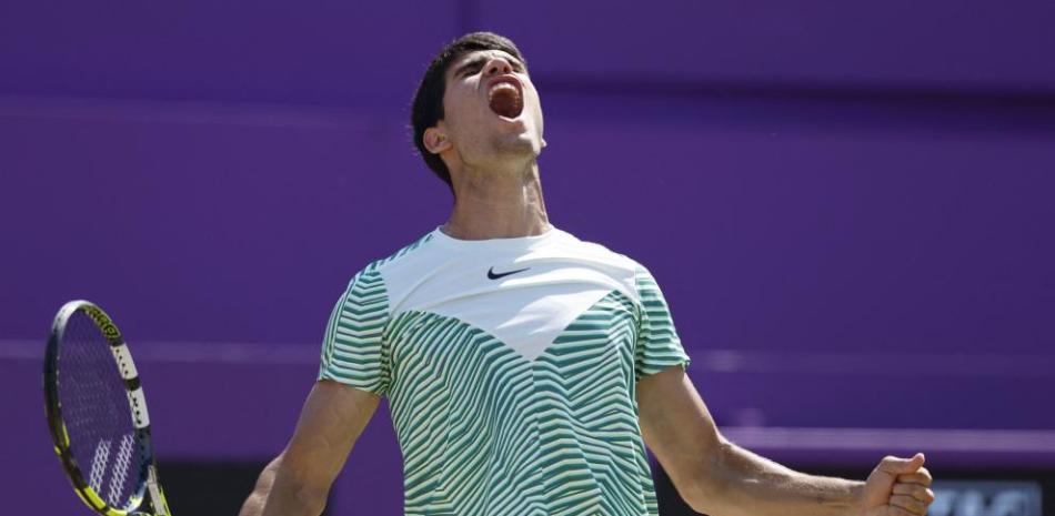 Carlos Alcaraz reacciona luego de triunfar este domingo en el Abierto de Queen´s.