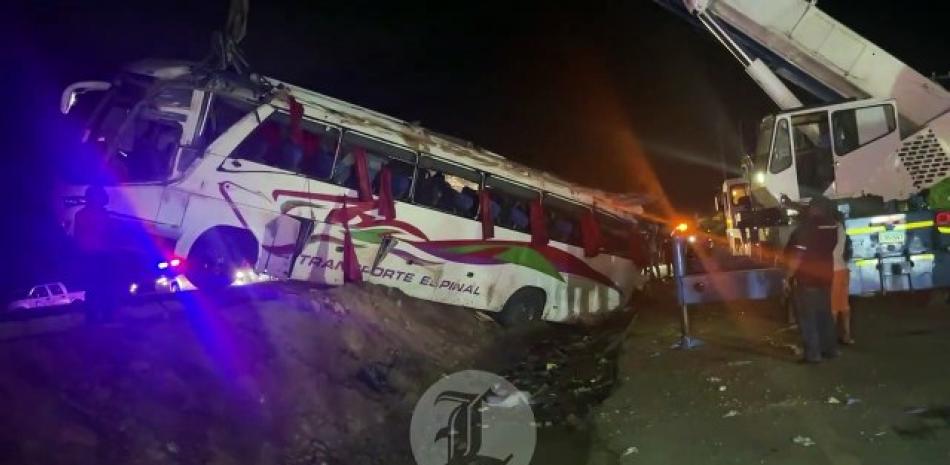 Así quedó el autobus de Transporte Espinal que se accidentó en la Autopista Duarte