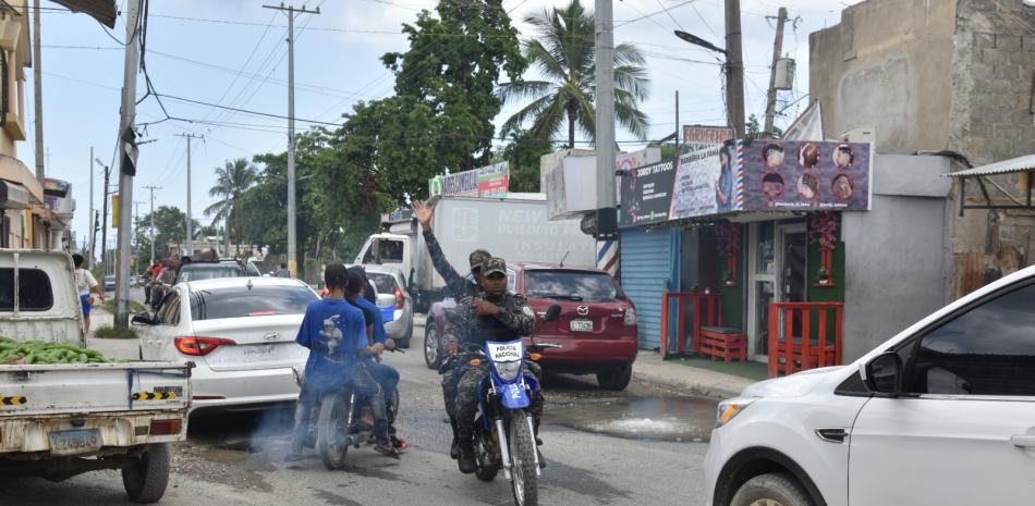 Las tropas de la Policía se despliegan motorizadas y en camionetas por algunos barrios y ciudades, pero los delincuentes no paran sus acciones violentas.