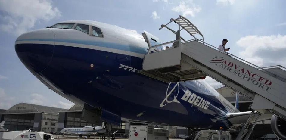 Un hombre baja los escalones del avión Boeing 777X durante el Salón Aeronáutico de París en Le Bourget, al norte de París, Francia, el lunes 19 de junio de 2023.