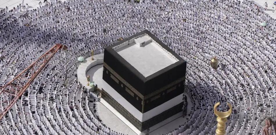 Los peregrinos musulmanes rezan alrededor de la Kaaba, el edificio cúbico en la Gran Mezquita, durante la peregrinación anual del Hajj en La Meca, Arabia Saudita, el domingo 25 de junio de 2023.