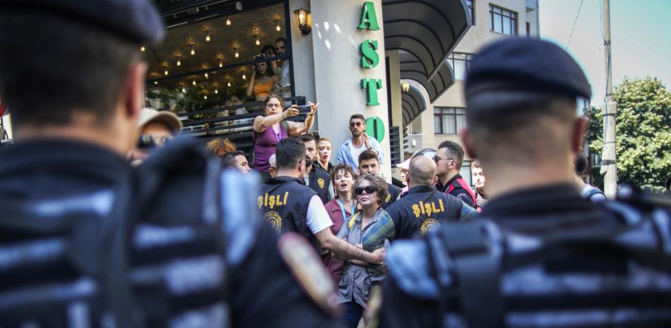 Oficiales de policía bloquean a los manifestantes en Estambul
